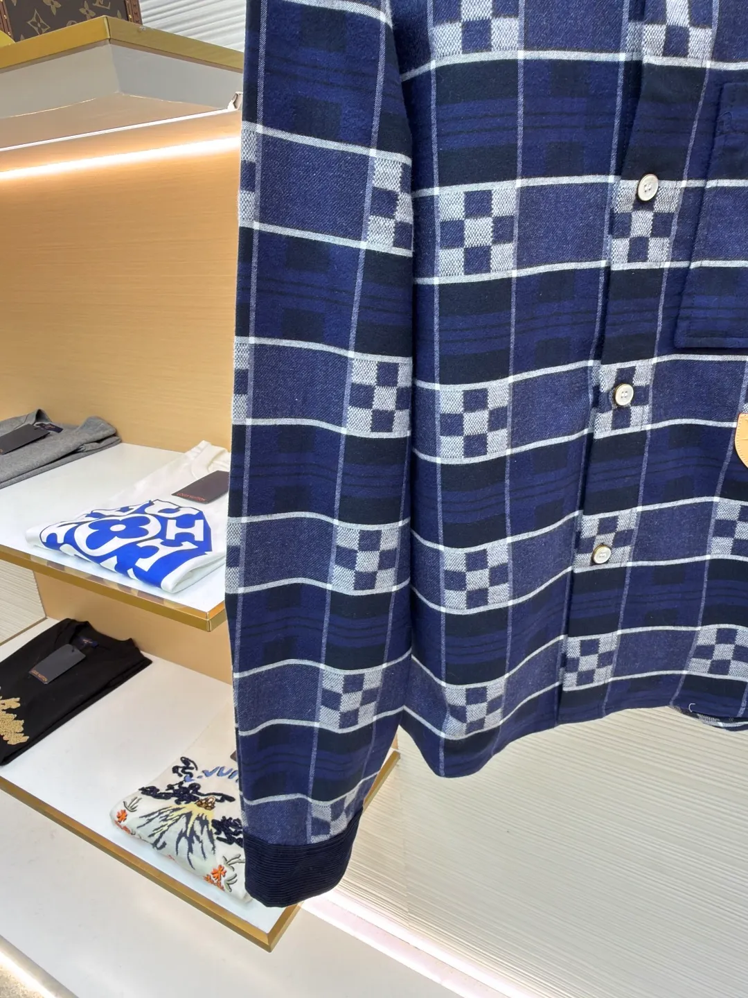 LOUIS VUITTON SKI ski series flannel checkerboard long-sleeved shirt ●Original version: purchased and developed by 14289 ●Item number: 1682075-B50 ●Fabric: flannel fabric ●Technology: printing production ●Color: blue ●Version: fitted version ●Weight: about 725 grams ●Size: S-M-L-XL ●Description: The checkered texture of dark and light navy blue and gray is woven through the yarn-dyed weaving process, in which the brand's classic Damier checkerboard element is embedded. The texture is clear and the color fastness is excellent. The body is spliced ​​with corduroy lapels and cuffs, the velvet strips are fine and full, and the high-temperature shaping process ensures stiffness. The placket uses natural mother-of-pearl buttons, which are hand-polished and polished to give it a warm texture; the leather plaque at the hem is made of first-layer calfskin, which is embossed and hot stamped to present the brand logo, and the edges are hand-oiled to be smooth and burr-free. The overall tailoring is shaped by three-dimensional cutting technology to create a fitted silhouette. The stitching line adopts double-needle overlocking technology, and every inch of stitches is evenly arranged. The embedded shoulder and side seams make the clothes more comfortable to wear. The exquisite clothing craftsmanship and brand ingenuity are fully demonstrated in the details.